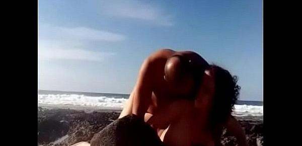  Sexo na praia com esposa gostosa